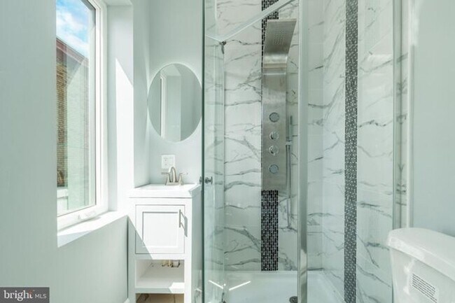 Building Photo - Breathtaking House for Rent wt Roof Deck