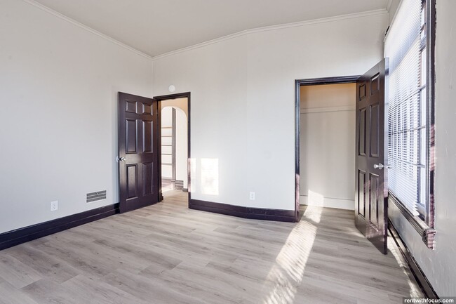 Building Photo - 803 N Broadway