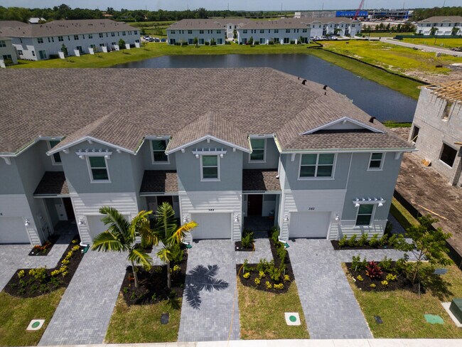 Building Photo - 380 SE Crossoak Ln