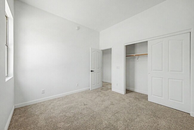 Building Photo - 1900 E Woodsman Pl