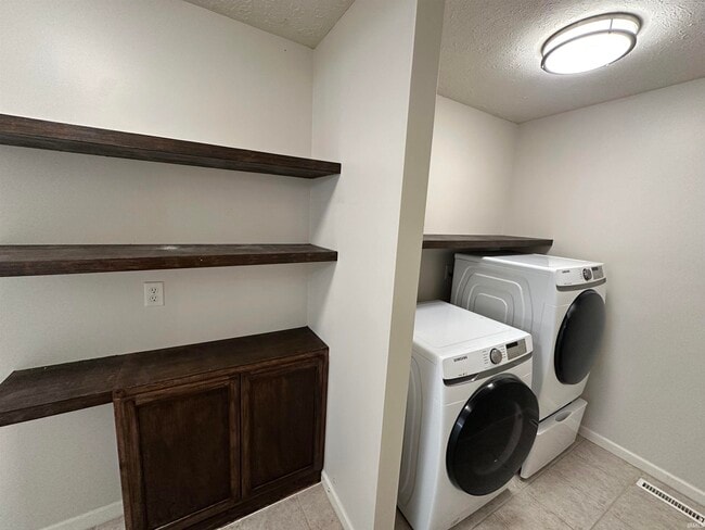 Building Photo - 10686 Fall Creek Dr
