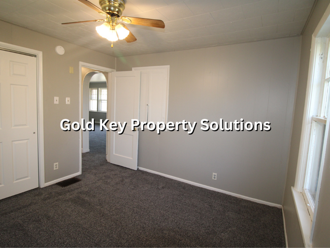 Building Photo - Beautifully Updated 2 BR 1 BA House with B...