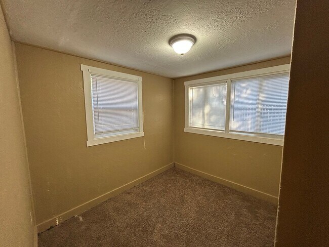 Building Photo - 4 bedroom 2 bath next to Chico State.