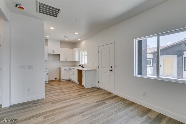 Building Photo - 367 N 16th St