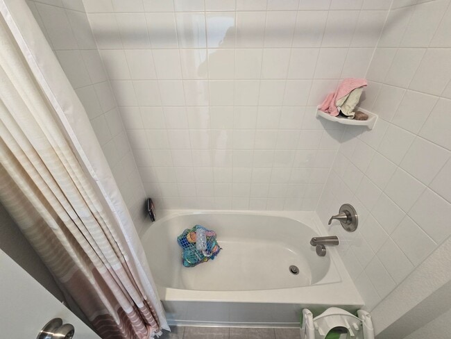 Building Photo - Spacious 4B/3B Available Early April!