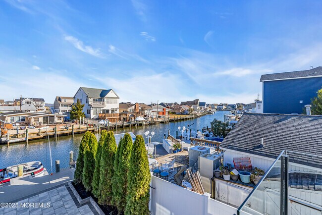 Building Photo - 320 Silver Lagoon Dr