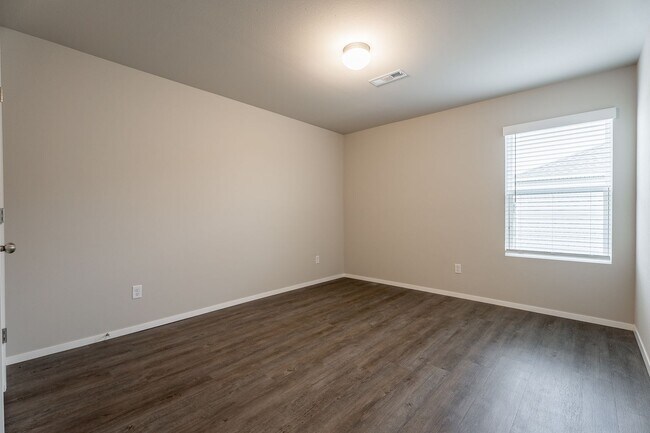 Building Photo - 3-bedroom 2 bath Duplex in Lincoln!! Newly Fenced Yard!