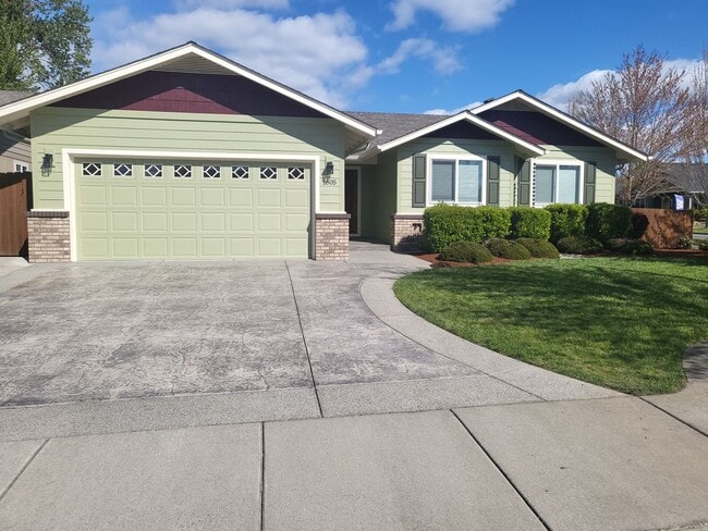 Building Photo - 3 bed 2 bath Home for Rent in Grants Pass