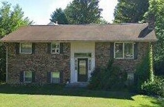 Building Photo - 3 Bedroom 3 Bathroom Home