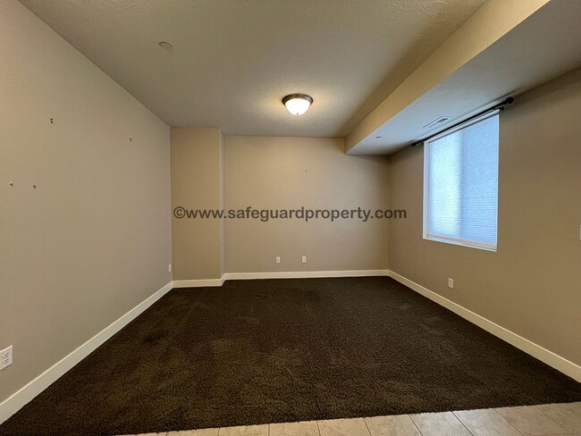 Building Photo - Stunning Townhome in Draper Creekside Comm...