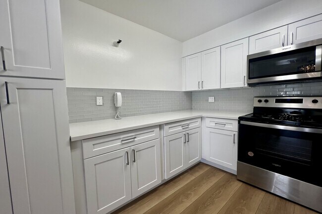 Building Photo - 10390 Wilshire Blvd