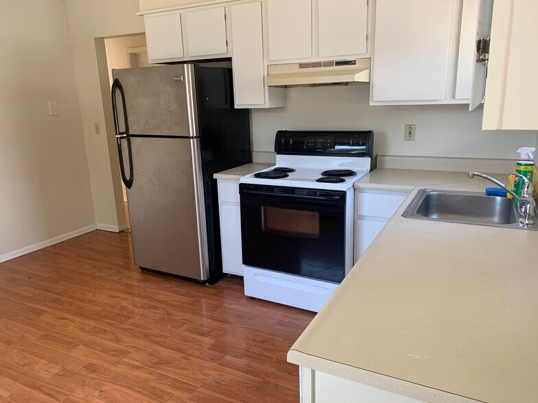 Building Photo - 12 Pine St