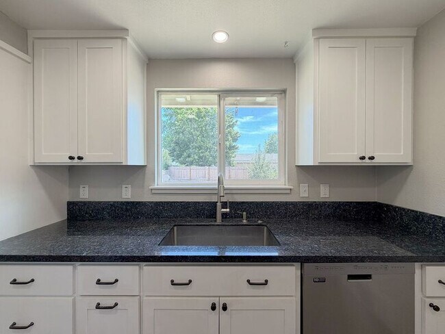 Building Photo - 410 Crona St