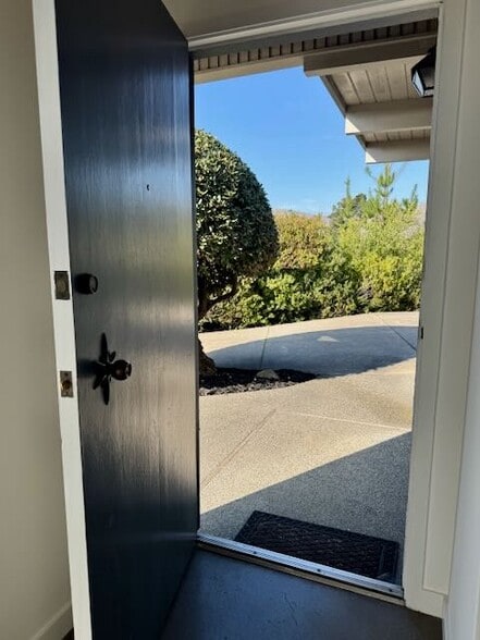 Building Photo - 525 Comstock Dr