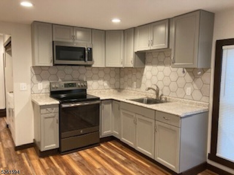 Eat-in Kitchen - 203 Main St