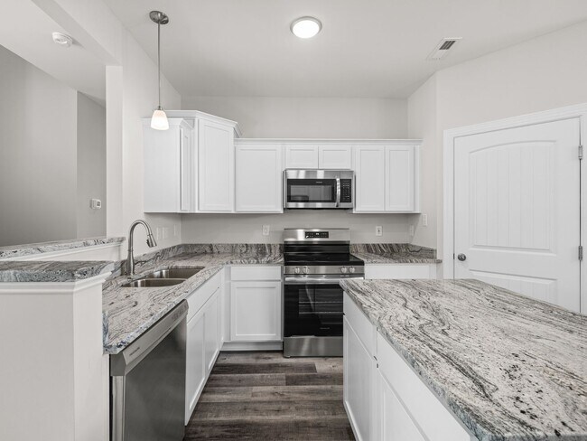 Building Photo - Towne Pointe Beauty!