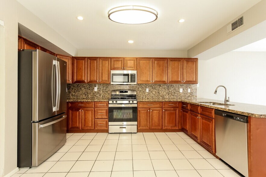 Building Photo - 7631 W Cinnabar Ave