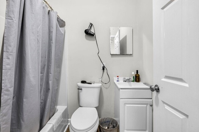 Building Photo - For Rent West Side $ 1675.00   3 bedroom/2...