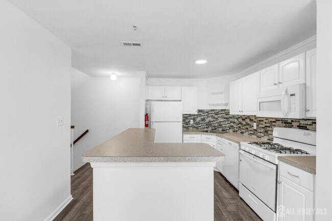 Building Photo - 21 Inverness Dr