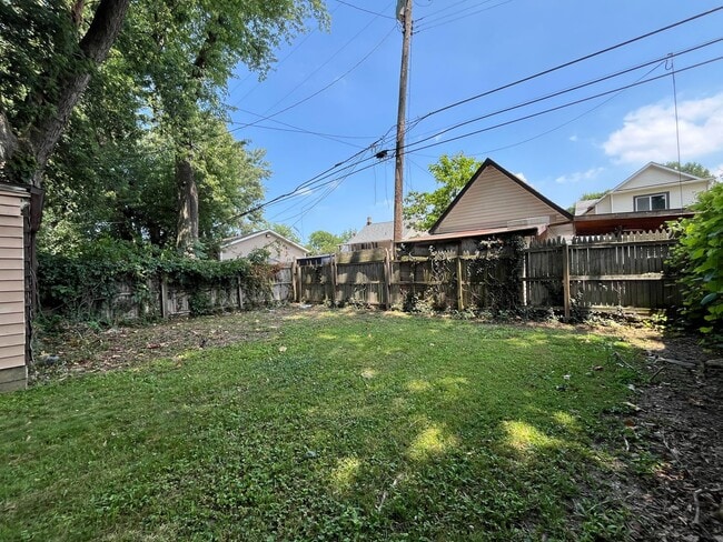 Building Photo - Madison/W.95th neighborhood : 3 bedroom/1 bath single family house available NOW.
