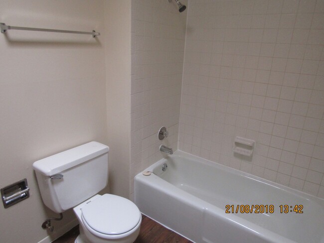 Building Photo - 2 Bedroom 2 Bath Duplex!! Taking Applicati...