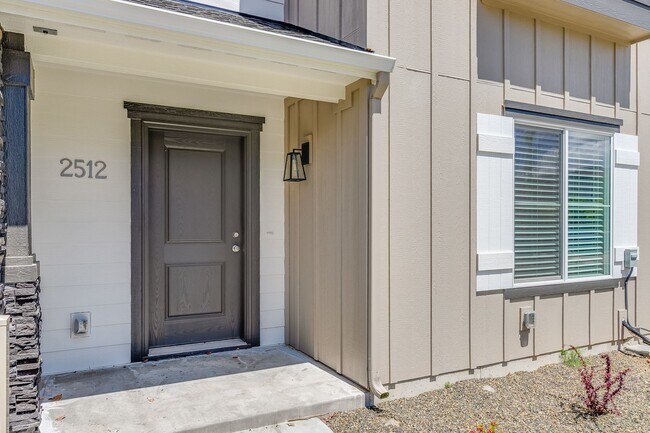 Building Photo - Now Leasing this Meridian Townhome!  Great...