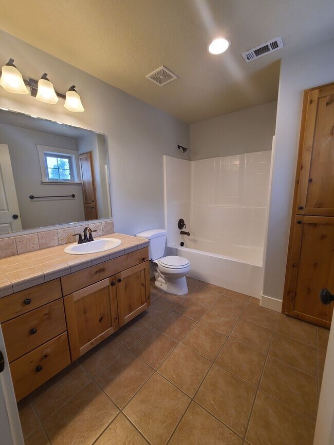 Building Photo - Clean and ready to go 3 bedroom home