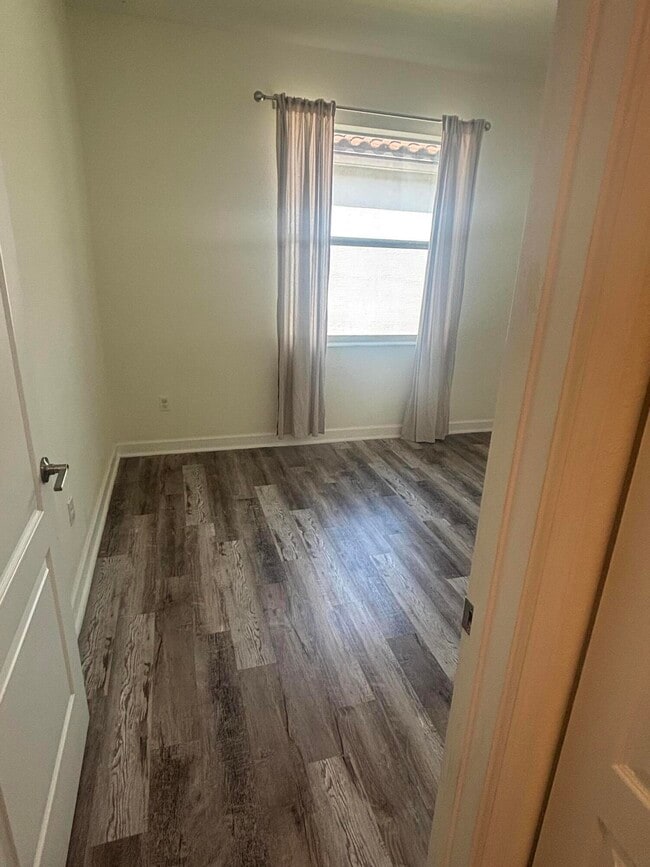 Building Photo - 8010 NW Greenbank Cir