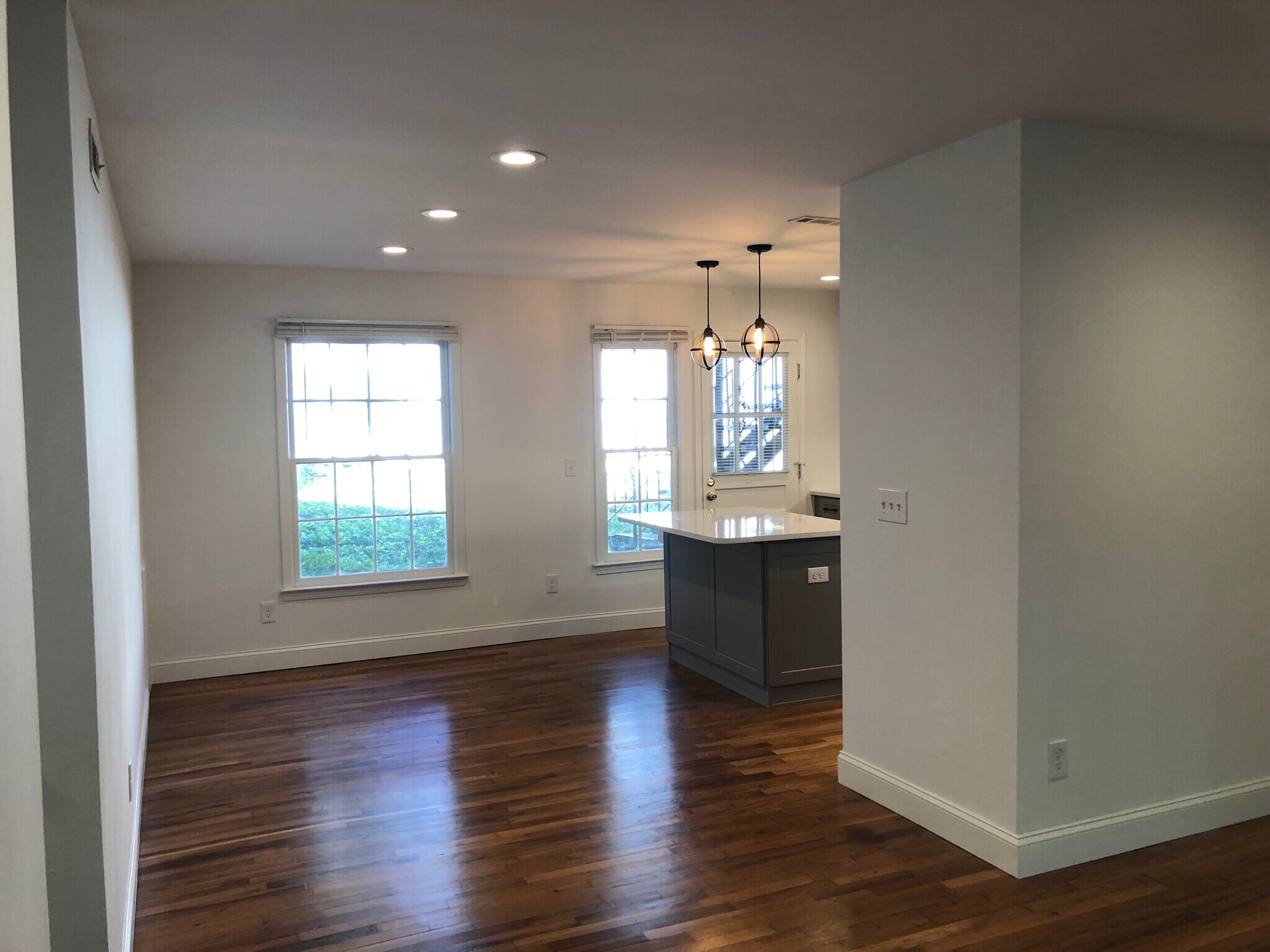 Building Photo - 139 E Hill St