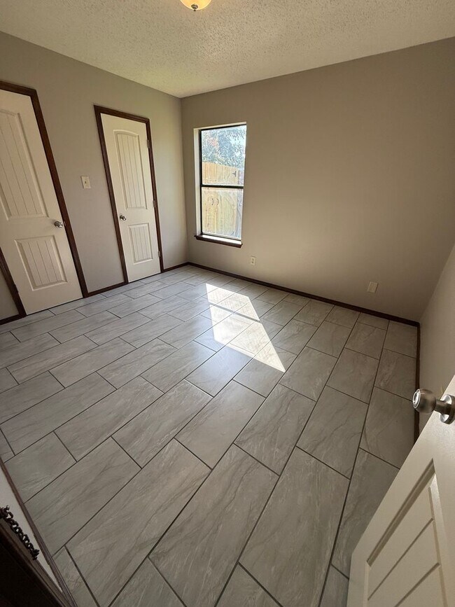 Building Photo - 3 Bed 2 Bath Duplex with 2 Car Garage.  Gas Heat & Hot Water.  Yard Care Included.