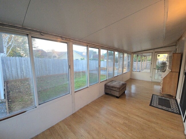 Building Photo - Pet friendly! 3DB/2BA Fortuna home on quiet road!