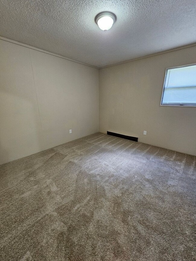 Building Photo - 3 BR near Johnson St School!