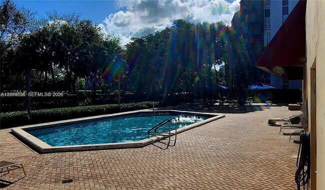 Building Photo - 3301 N Country Club Dr