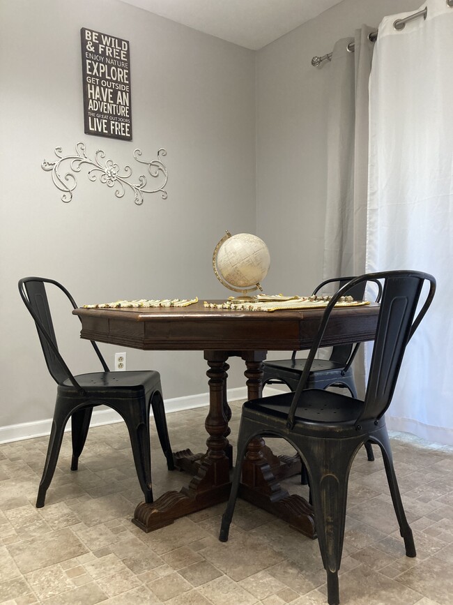 dining area - 3132 Oak Cir