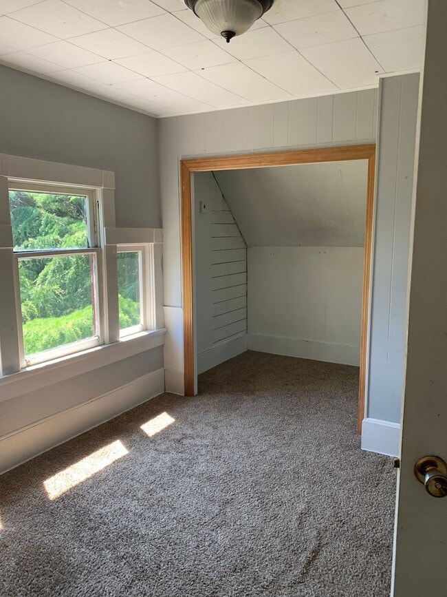 Building Photo - 5 bedroom 1 bath house - Near downtown!