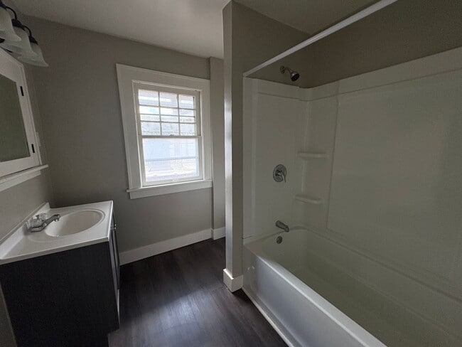 Building Photo - Spacious 3 Bedroom Home on Sylvania for Rent