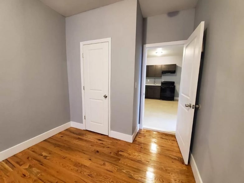 Primary Photo - 169 S Clinton St