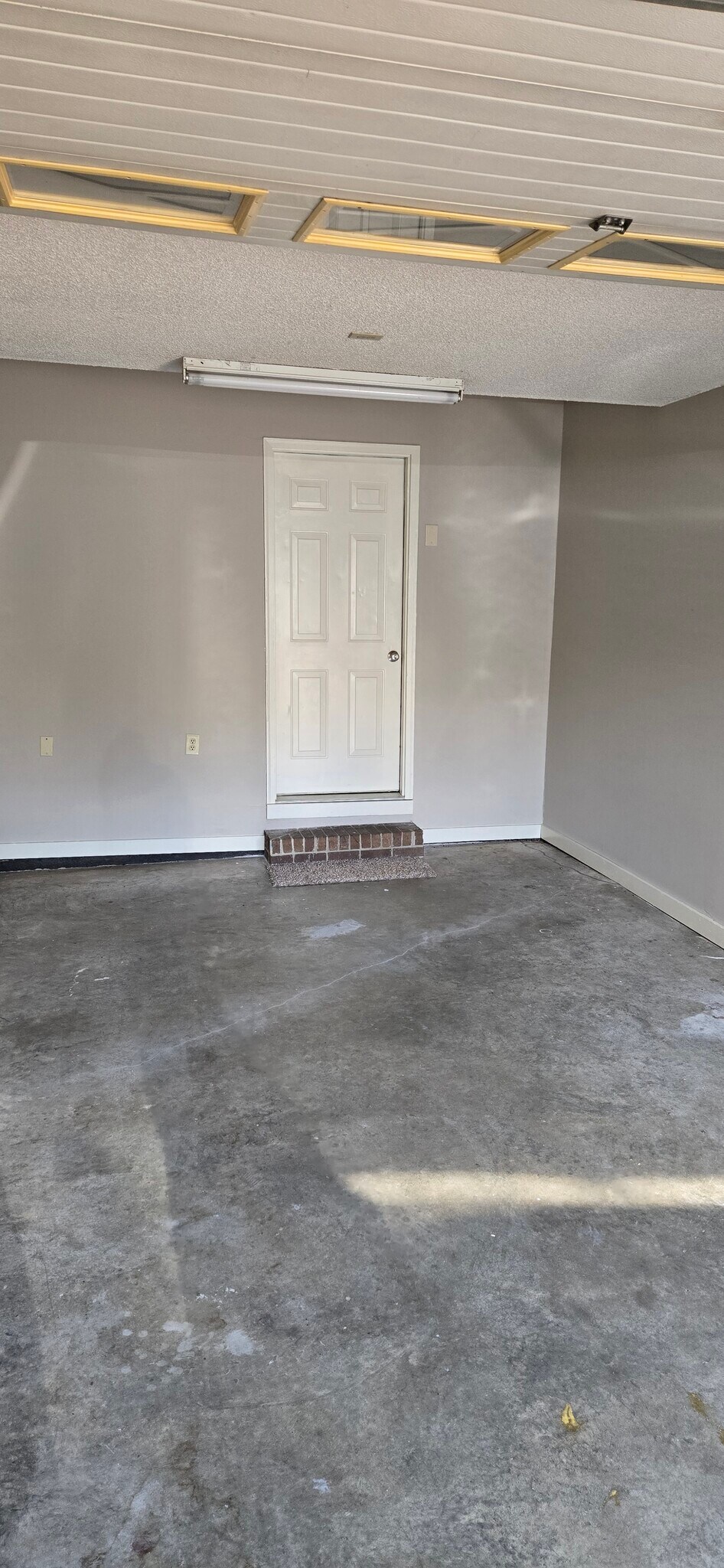 Building Photo - 2025A Stoneycreek Dr