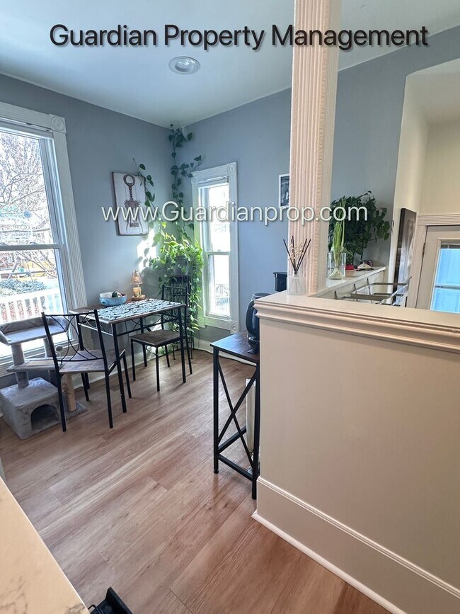 Building Photo - Linden Hills Upper Level Duplex, Sunroom, In Unit Laundry, Dishwasher