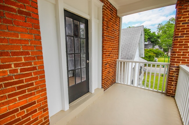 Building Photo - Now Available! 2 Bedroom 1 Bathroom in Hig...
