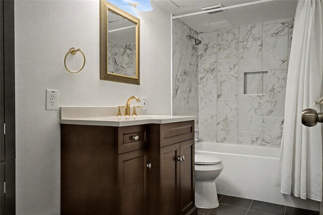 Building Photo - 357 N Post Oak Ln