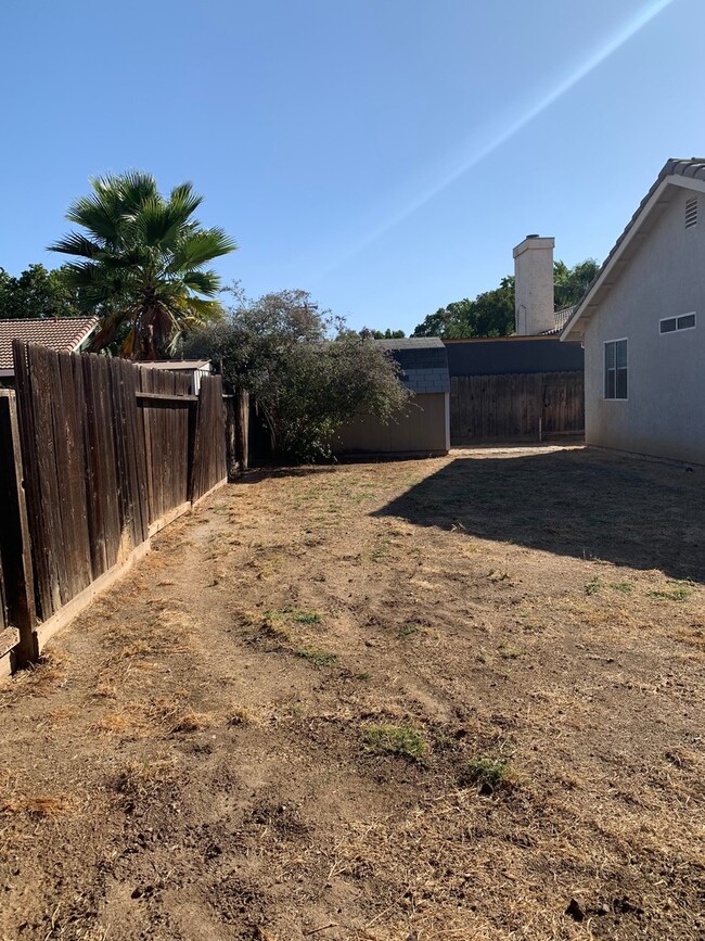 Building Photo - Ready to Move-In 3 Bedroom 2 Bath Home!