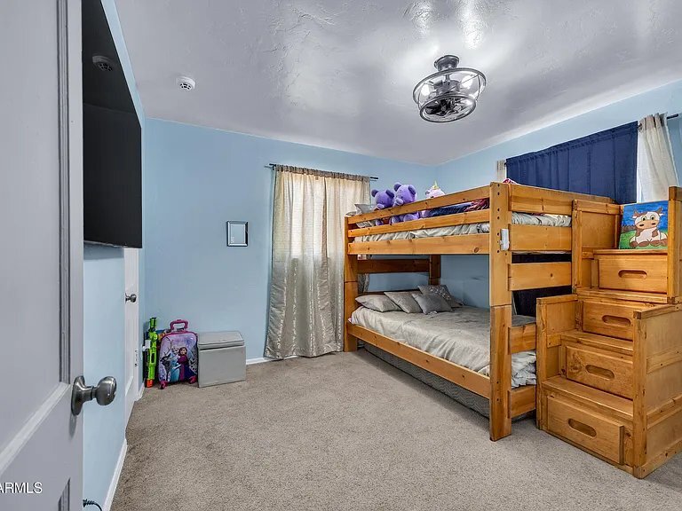 Building Photo - 2801 W Glenrosa Ave