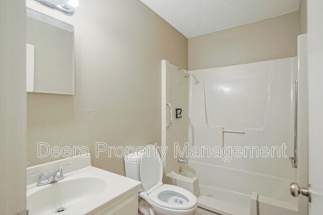 Building Photo - 6016 Leavenworth Rd