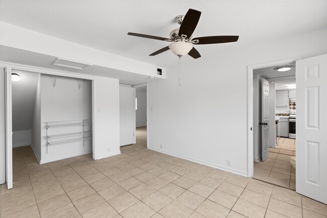 Building Photo - 220 W Saltwood Pl