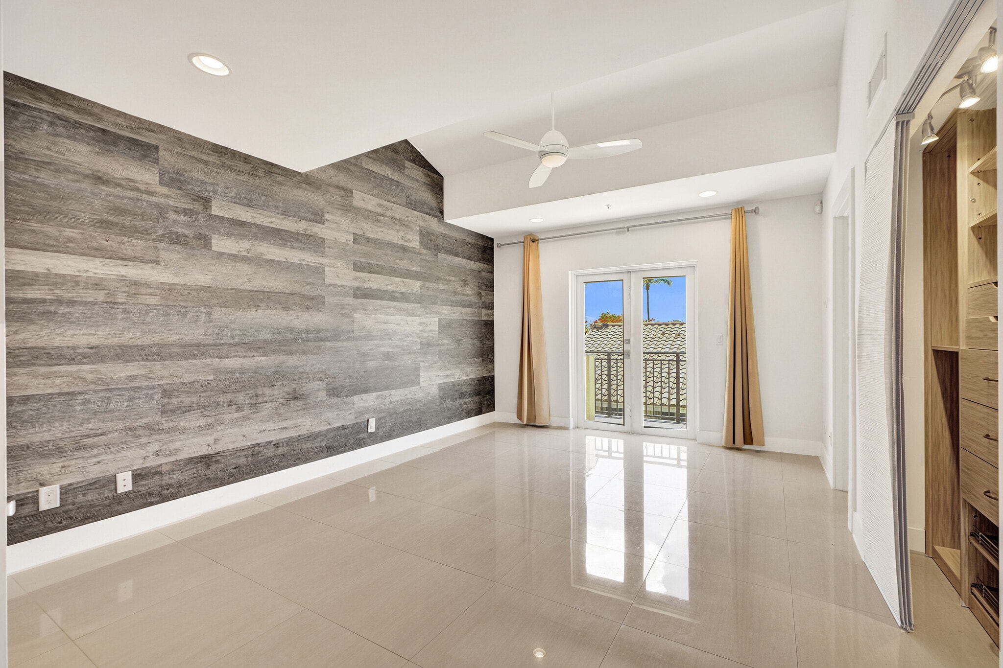 Master bedroom - 3rd bedroom with large balcony - 820 NE 7th St