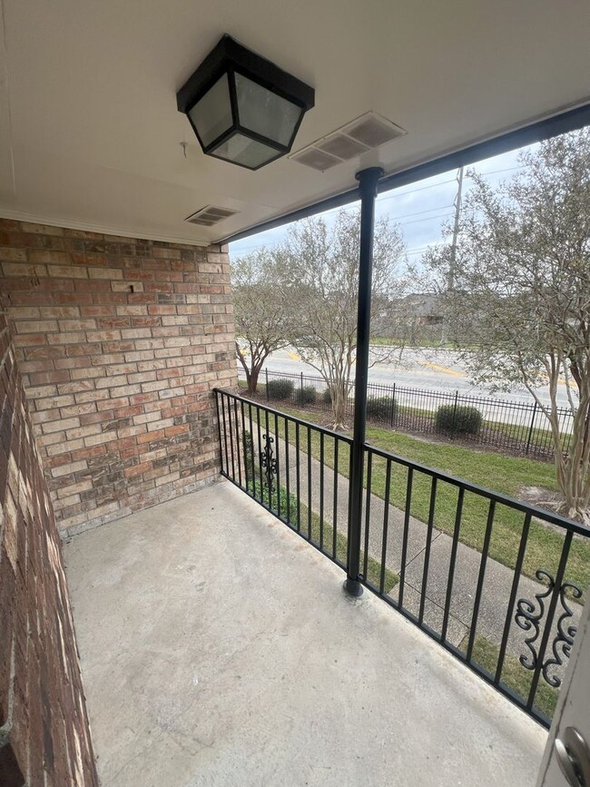 Building Photo - 4 bedroom, 3 bathroom townhouse located in...