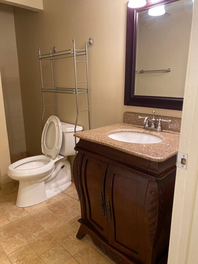 Building Photo - 5819 Waterdale Ct