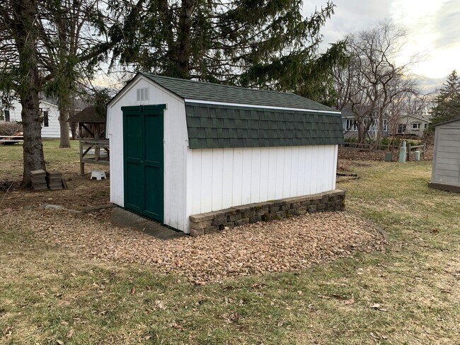 Building Photo - Executive 3 Bedroom Home