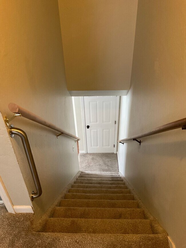 Building Photo - 405 E Poos Dr